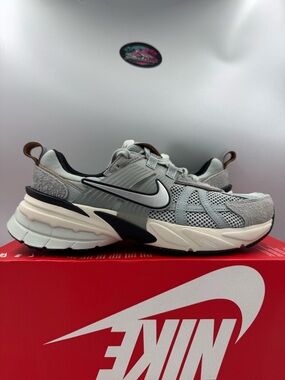 Nike V2K Run Light Pumice Chrome BRAND NEW Size 10 Women